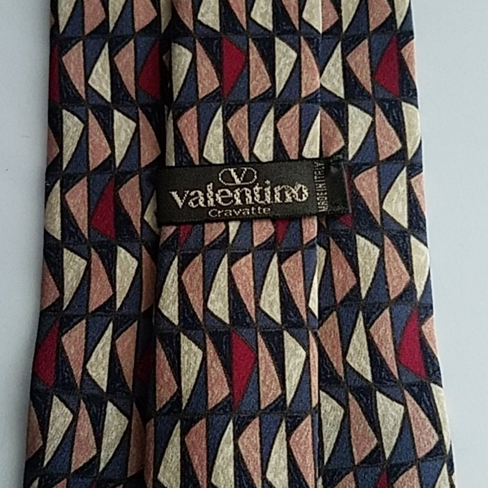 𝅺Valentino vintage designer's Italian red 100% silk men's necktie geometrical - Picture 9 of 10